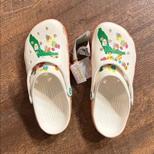 CROCS Disney Florida NWT White and Green Graphic Clogs